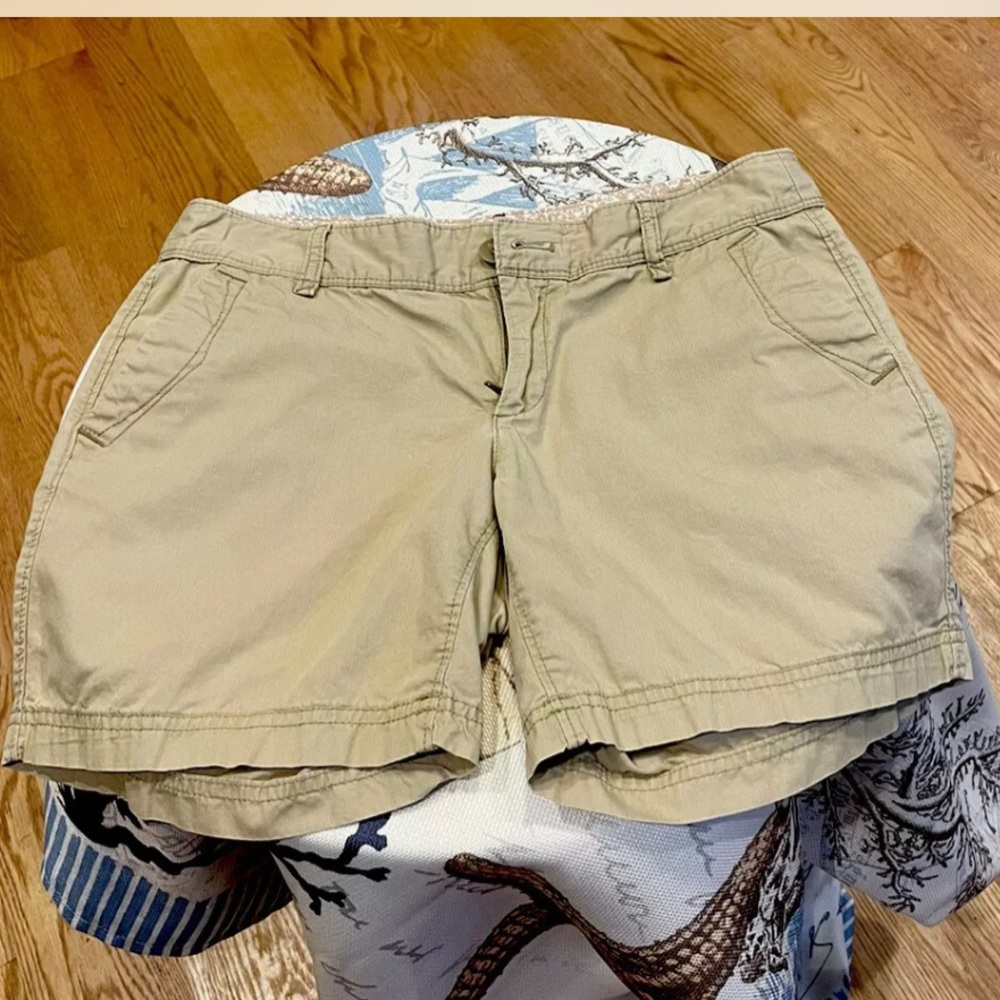 Eddie Bauer Women’s boyfriend Shorts Khaki Size P2